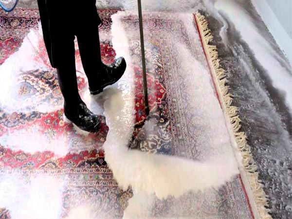 lavado de alfombra decorativa en surco